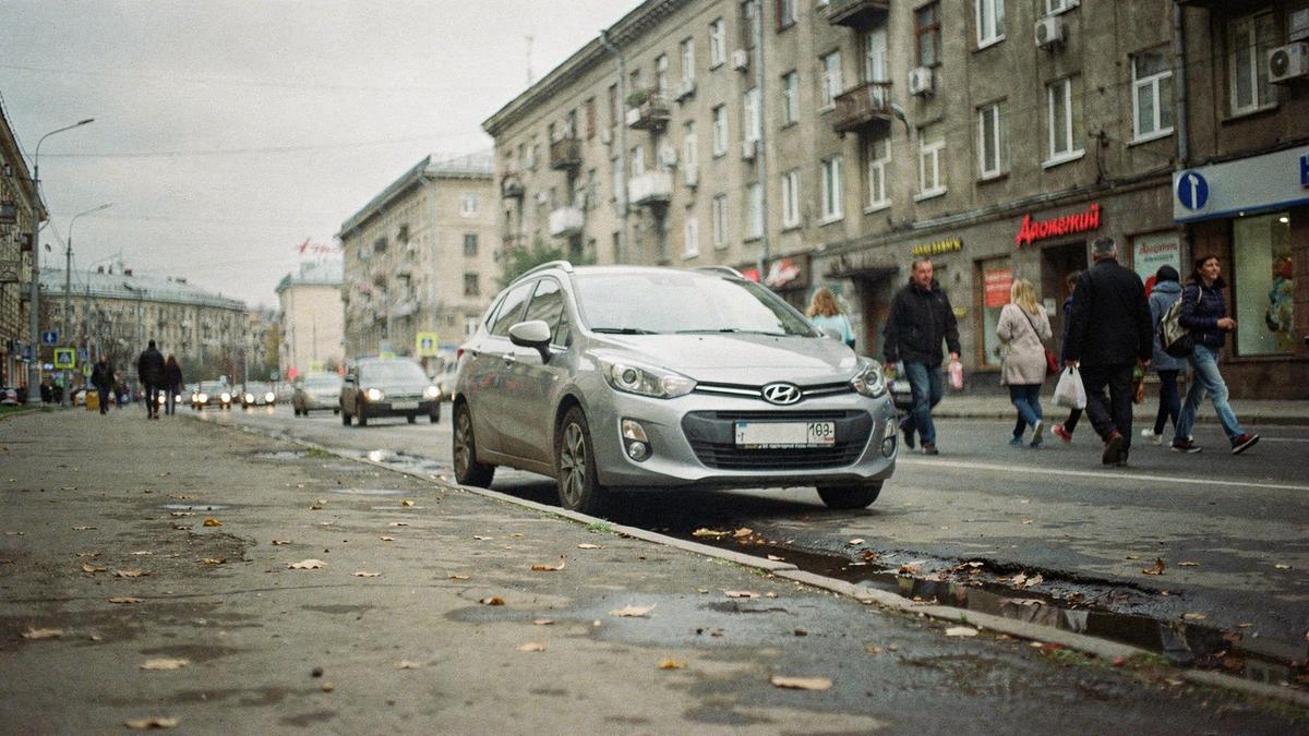 Street view of Khreshchatyk Street in Kyiv near the main pickup desk